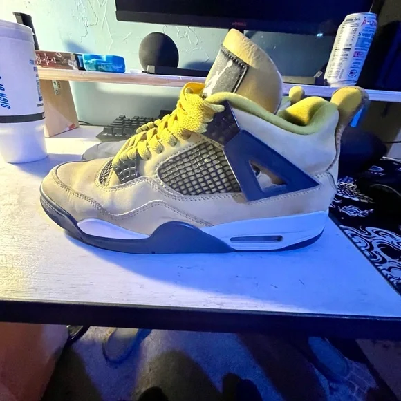 Jordan 4 Retro Lightning
